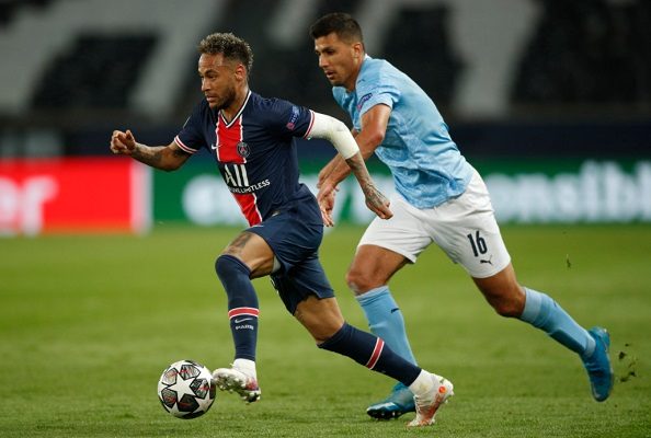 Neymar Jr. (izq.) del PSG y Rodri del Manchester City en las semifinales de la Champions League. Foto:EFE