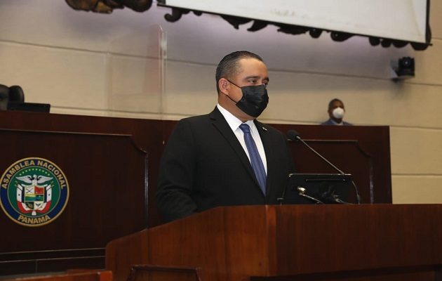 Marcos Castillero lamentó el fallecimiento de más de seis mil panameños. Foto: @@asambleapa ·