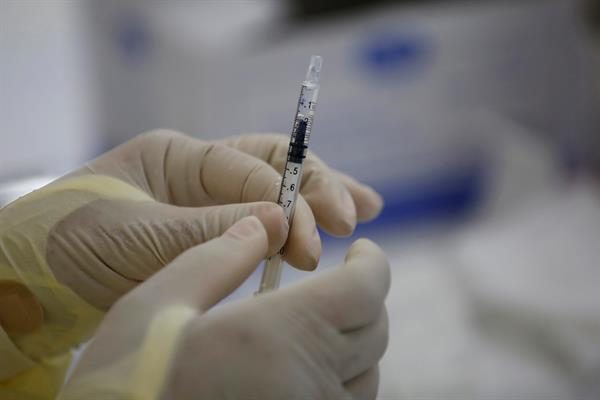 Se han inyectado más de 5 millones de dosis de Moderna y solo se han notificado dos casos de trombosis. EFE