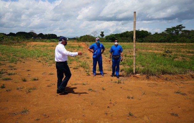 Directivos de la CSS realizaron un recorrido en los terrenos que fueron donados para la construcción de una nueva sala de hemodiálisis en David. Foto Mayra Madrid