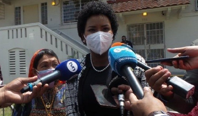 La diputada Walkiria Chandler, junto a otras colegas, cuando acudieron al Ministerio Público a entregar el informe de la investigación hecha por la comisión.