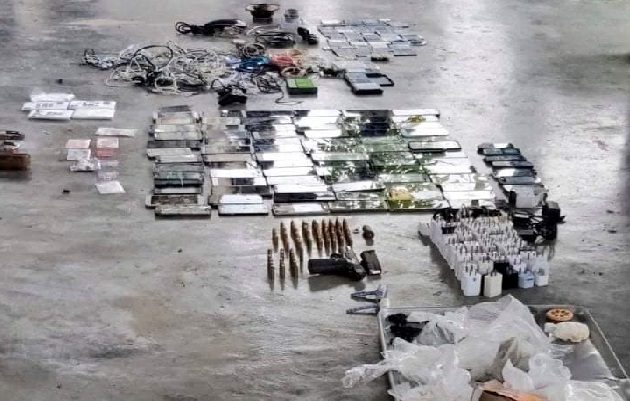 En los operativos encontraron platinas, celulares, cargadores, memoria de USB, entre otros artículos. Foto: Diomedes Sánchez