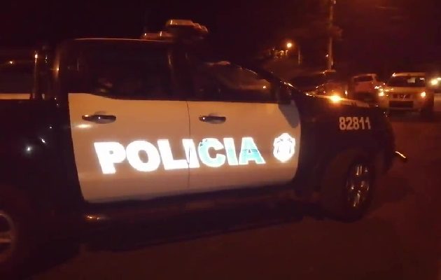 El cuerpo de alías 'Peluquí' fue encontrado en el portal de una casa. Foto: Eric Montenegro