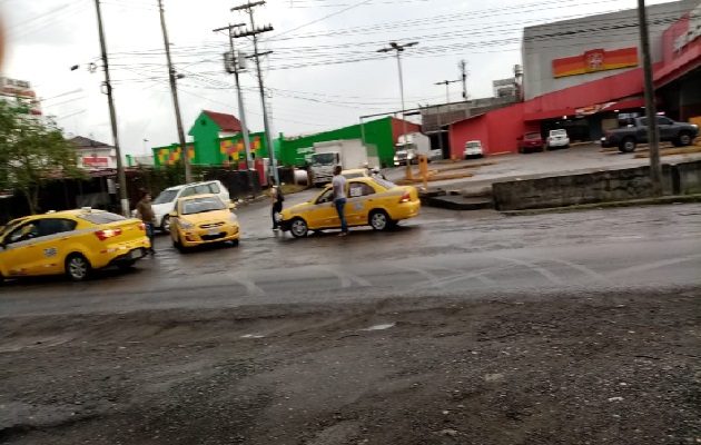 Los conductores del sector selectivo cerraron las vías como medida de presión. Foto: Diomedes Sánchez