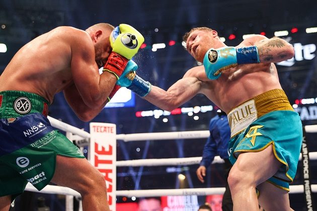 Saúl "Canelo" Álvarez (dcha.) castigó a Billy Joe Saunders en el octavo asalto, en el que le pegó un 'upper' al ojo derecho, del cual el inglés no se recuperó y ya no salió en el noveno. Foto: EFE