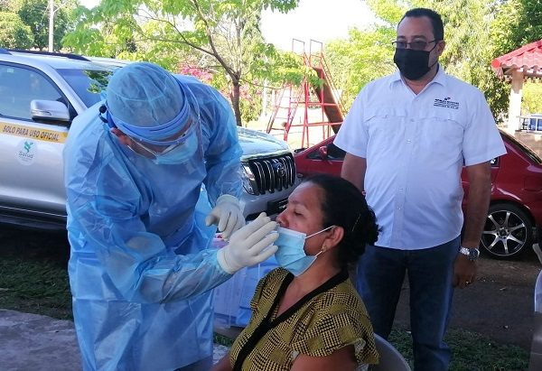Toman muestra de hisopado.