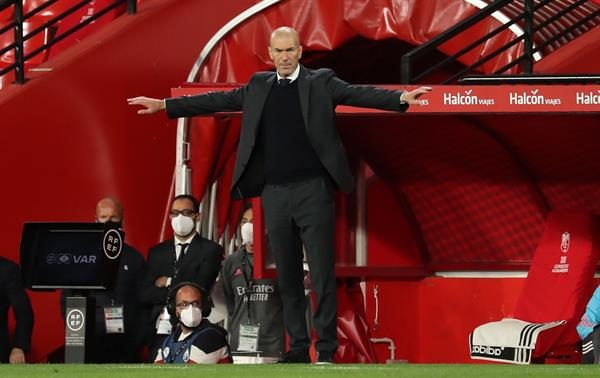 El técnico francés del Real Madrid, Zinedine Zidane, en el estadio Nuevo Los Cármenes, en la capital nazarí.