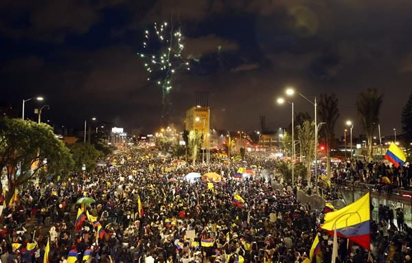 Cientos de personas se concentraron cerca del Monumento a los Héroes en el marco del Paro Nacional. EFE