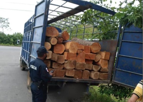 Policía Nacional retuvo los vehículos.