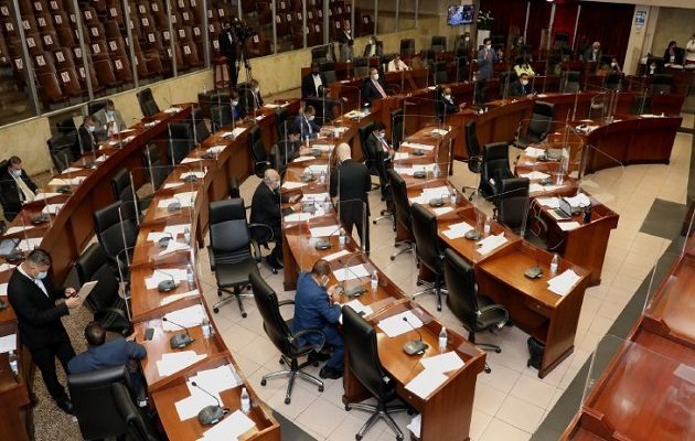 La vacunación está dirigida a  administrativos, diputados, trabajadores manuales y conductores. Foto: Cortesía Asamblea Nacional