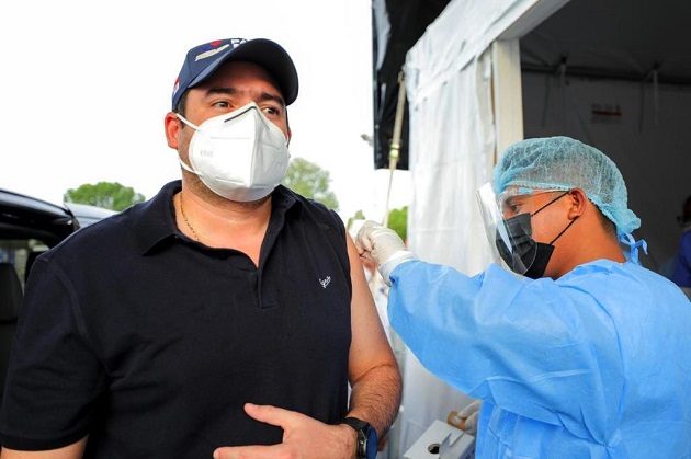 El vicepresidente José Gabriel Carrizo se bajó del auto que conducía para recibir la segunda dosis de AstraZeneca. Foto: @gabycarrizoj