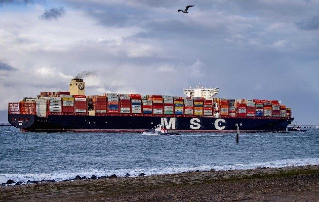 "Ever Given"ha permanecido anclado en el canal de Suez desde que fue desencallado el pasado 29 de marzo. Foto: EFE