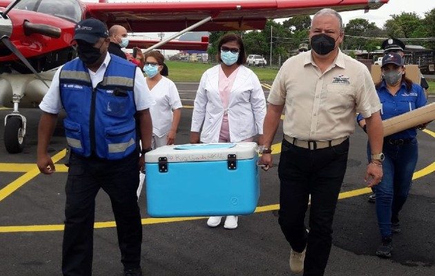 Llegó a Coclé un total de 5,000 dosis de vacunas AstraZeneca, las cuales se utilizarán en el Centro de Vacunación Express que inicia el próximo 26 de mayo. Foto: Cortesía Minsa