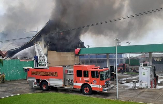 Los bomberos ahora iniciarán las investigaciones para determinar las causas. Foto: Víctor Arosemena