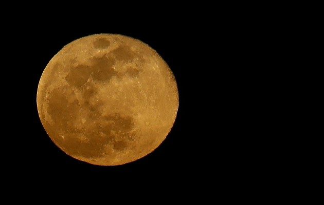La rara "trifecta" lunar, que enrojecerá la Luna por "una decena de minutos". Foto: EFE
