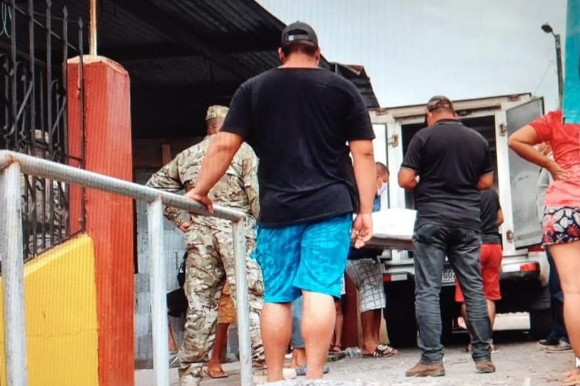 El cadáver fue trasladado a la morgue judicial para determinar las causas de su muerte. Foto: José Vásquez