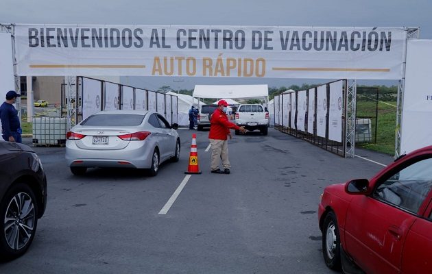 En diferentes puntos del país se han habilitado auto rápidos para recibir la vacuna de AstraZeneca. Foto: Cortesía Minsa