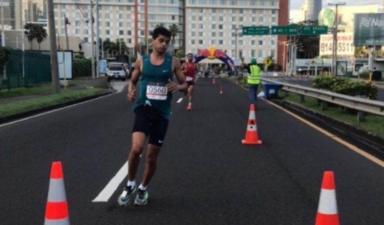 Edwin Rodríguez, haciendo el giro en la vía Israel, durante la carrera de 8 kilómetros ayer. Foto: Cortesía Guillermo Toruño