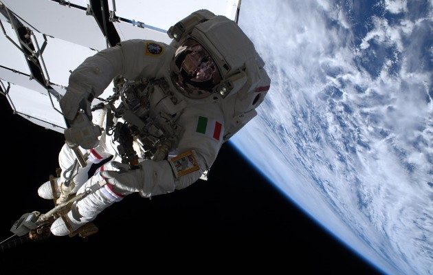 El astronauta italiano Luca Parmitano vuela sobre la tierra unido al brazo robótico Canadarm2 de la Estación Espacial Internacional (ISS). Foto / EFE