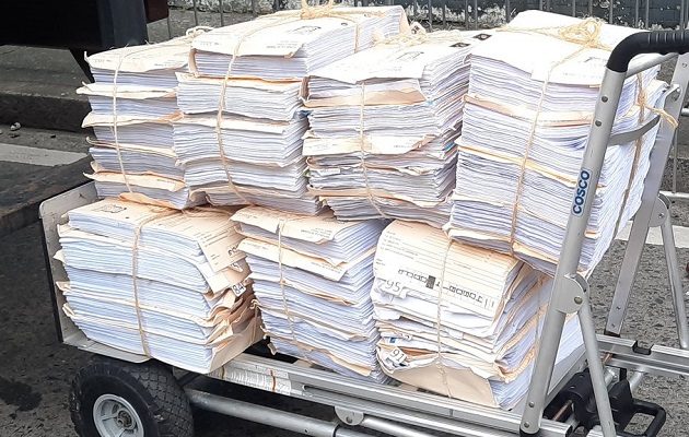 Unos 275 tomos componen el expediente del caso Lava Jato. Foto: Redes Sociales 