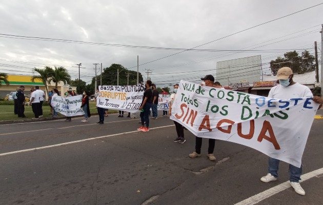 Residentes de Villas de Costas del Oeste aseguraron que se han comunicado con el Idaan, con el fin de buscar una solución a su problema de falta de agua potable. Foto: Eric Montenegro