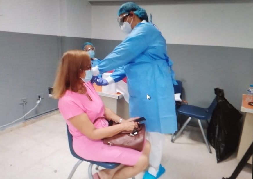 Más de 500 personas acudieron al primer día de vacunación. Foto: Diómedes Sánchez