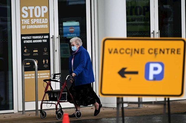 Una mujer sale de un centro de vacunación masiva en Empton, Reino Unido. Foto: EFE