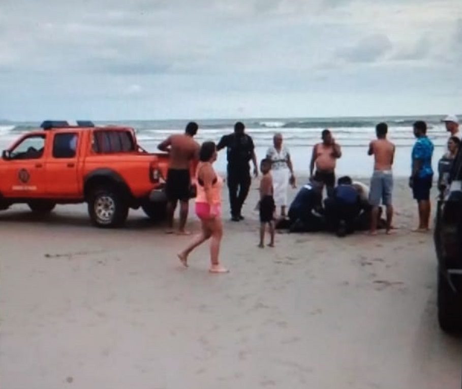 Bomberos en pick up  trasladaron a la joven hasta Las Lajas, donde fallece en el camino. Foto: Mayra Madrid