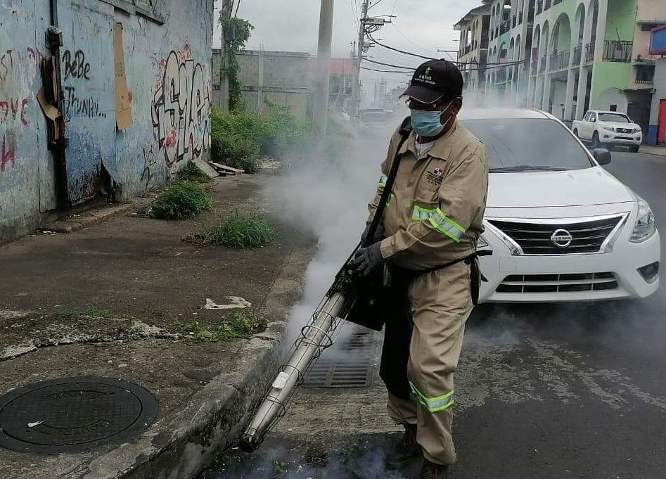 Se mantienen jornadas de limpieza y fumigación en la ciudad de Colón. Foto: Diómedes Sánchez