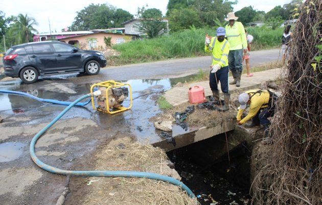 Paralelo a estos trabajos, el MOP realiza el desmonte de un área de 60 metros de longitud para limpiar cunetas que se encuentran obstruidas. Foto: Eric Montenegro