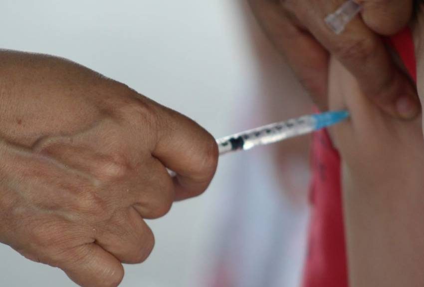 Personal de salud realiza vacunación contra influenza.