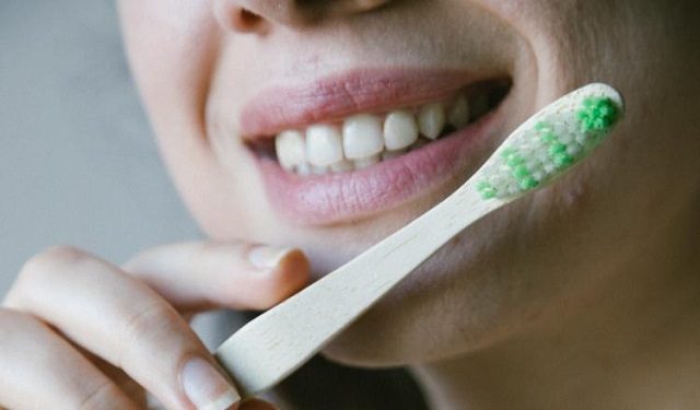 Los hábitos de higiene son imprescindibles para una buena salud bucodental. Foto: Ilustrativa / Pexels