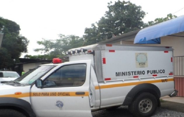 El Ministerio Público y funcionarios del Instituto de Medicina Legal quienes realizaron el levantamiento del cadáver y ordenaron su traslado a la morgue judicial en el distrito de David. Foto: José Vásquez