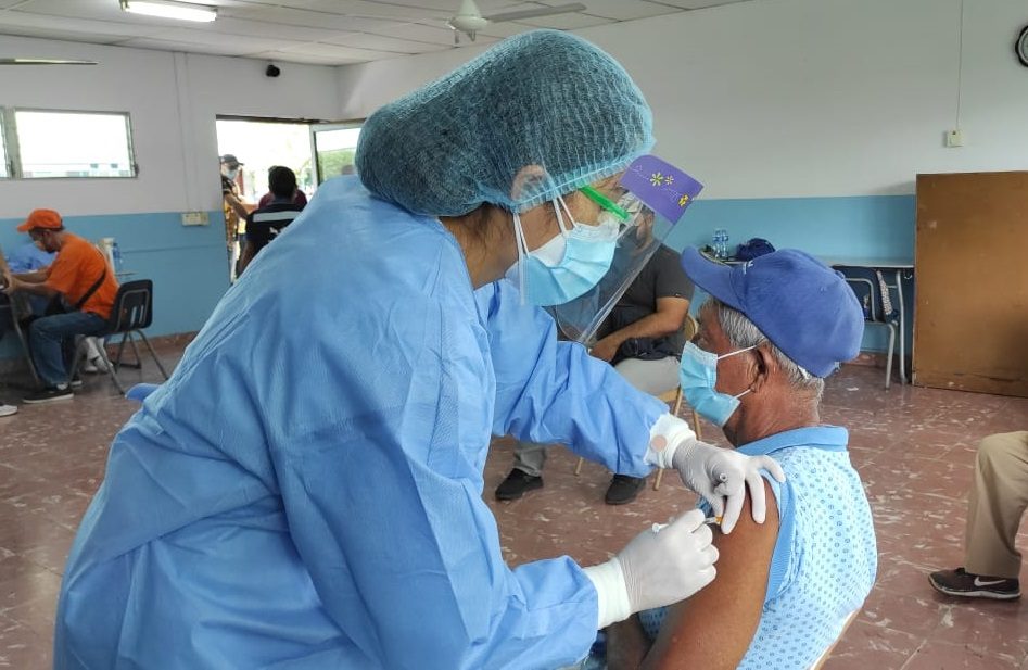 Se vacuna a mayores de 60 años, embarazadas, madres lactantes y educadores. Foto: José Vásquez