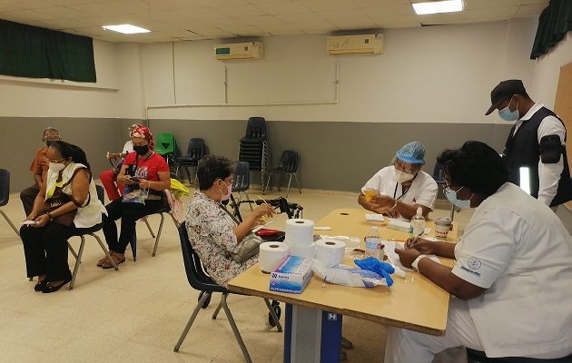 El personal de enfermería está brindando el servicio de manera expedida, por esa razón no se han generado largas filas. Foto: Diomedes Sánchez