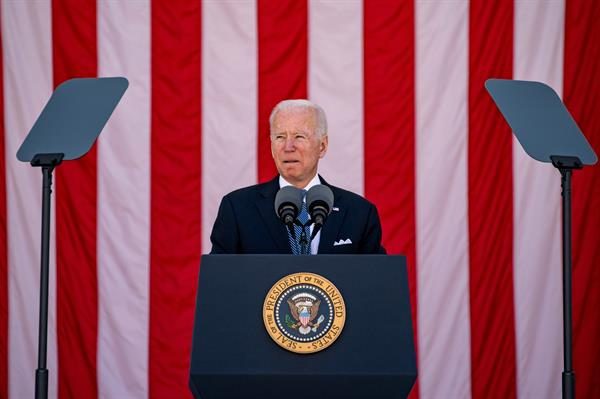 En su primer día en el poder, el pasado 20 de enero, Joe Biden firmó un decreto que ordenó acabar con la emergencia nacional decretada por Donald Trump. Foto: EFE