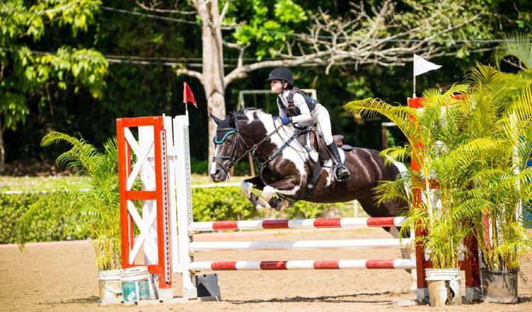 Beatriz Pacanins Orillac con el ejemplar, Lola. Foto:Cortesía