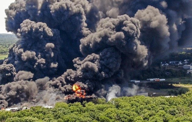 Explosión en la planta industrial de Rockton. Foto: EFE