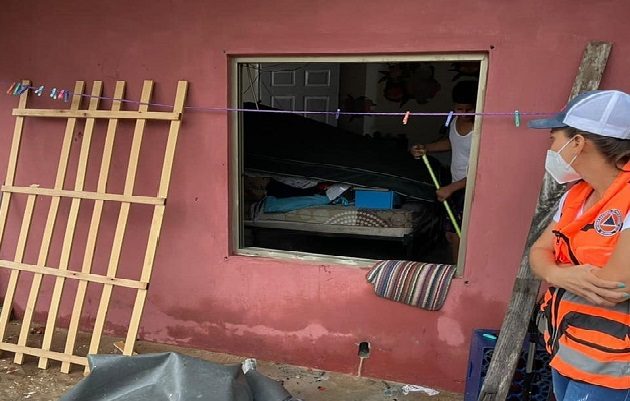 En Panamá Oeste las personas sacan el agua de sus viviendas. Foto: Eric Montenegro