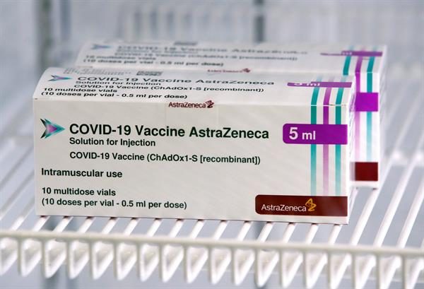 Cajas con dosis de la vacuna de AstraZeneca contra la covid-19. EFE