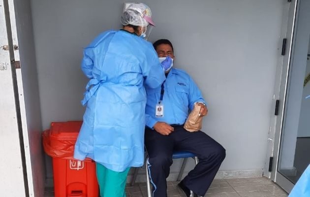 Las autoridades de Salud se mantienen realizando pruebas de hisopados en la búsqueda de casos de la covid-19.