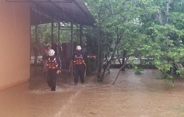 Personal de Sinaproc realiza inspecciones para determinar las afectaciones. Foto: Thays Domínguez