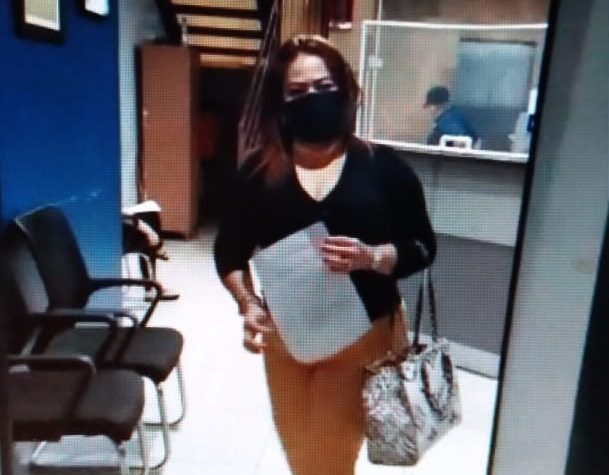 La vicealcaldesa Yansi Rodríguez ante la Oficina de Atención Primaria del Ministerio Público. Foto: Mayra Madrid