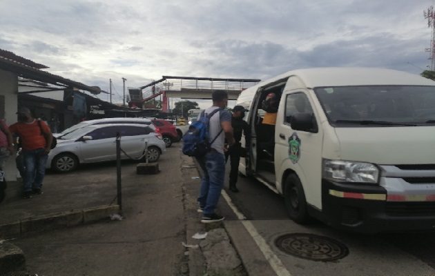 Actualmente se desarrollan operativos para que las personas en los buses, usen la mascarilla y la pantalla facial. Foto: Diomedes Sánchez