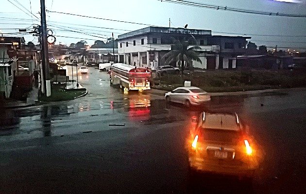 Calles de la ciudad de Colón se anegaron lo que afectó el paso de vehículos. Foto Diomedes Sánchez