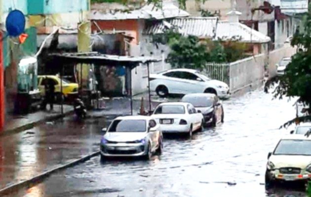 Algunas residencias resultaron afectadas porque el agua ingresó y mojó las pertenencias de sus habitantes. Foto: Diomedes Sánchez