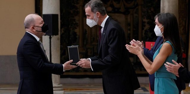 Momento de la entrega de la medalla. EFE