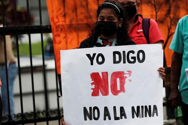 Varias personas participan en una manifestación contra de la minería, en Ciudad de Panamá (Panamá). EFE