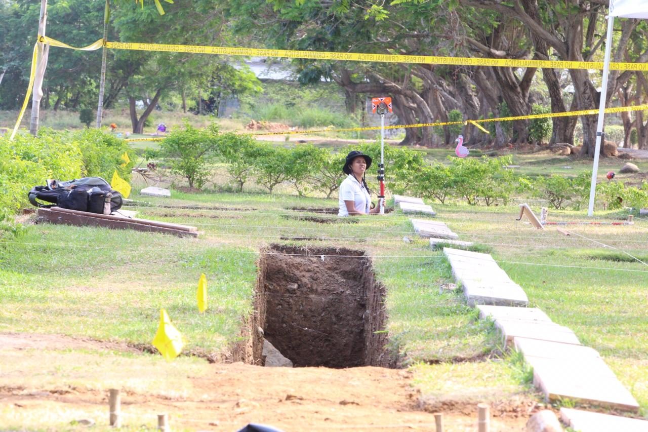 Labores de exhumación en el Jardín de Paz. Foto: Archivo