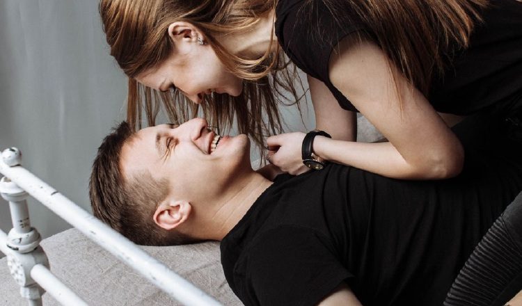 A veces hay reducción de la apetencia por tener relaciones sexuales. Pixabay